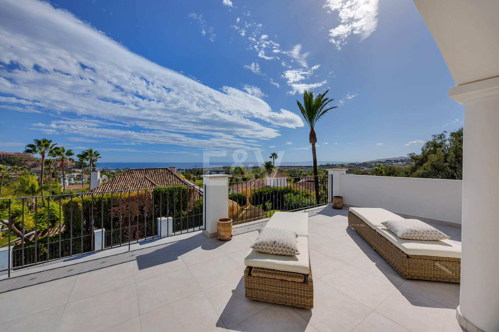 Villa excepcional con impresionantes vistas al mar y la montaña en Nueva Andalucía
