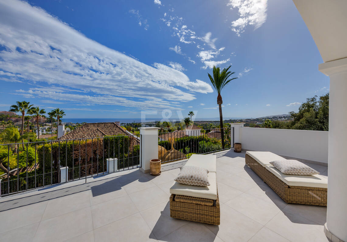 Villa excepcional con impresionantes vistas al mar y la montaña en Nueva Andalucía