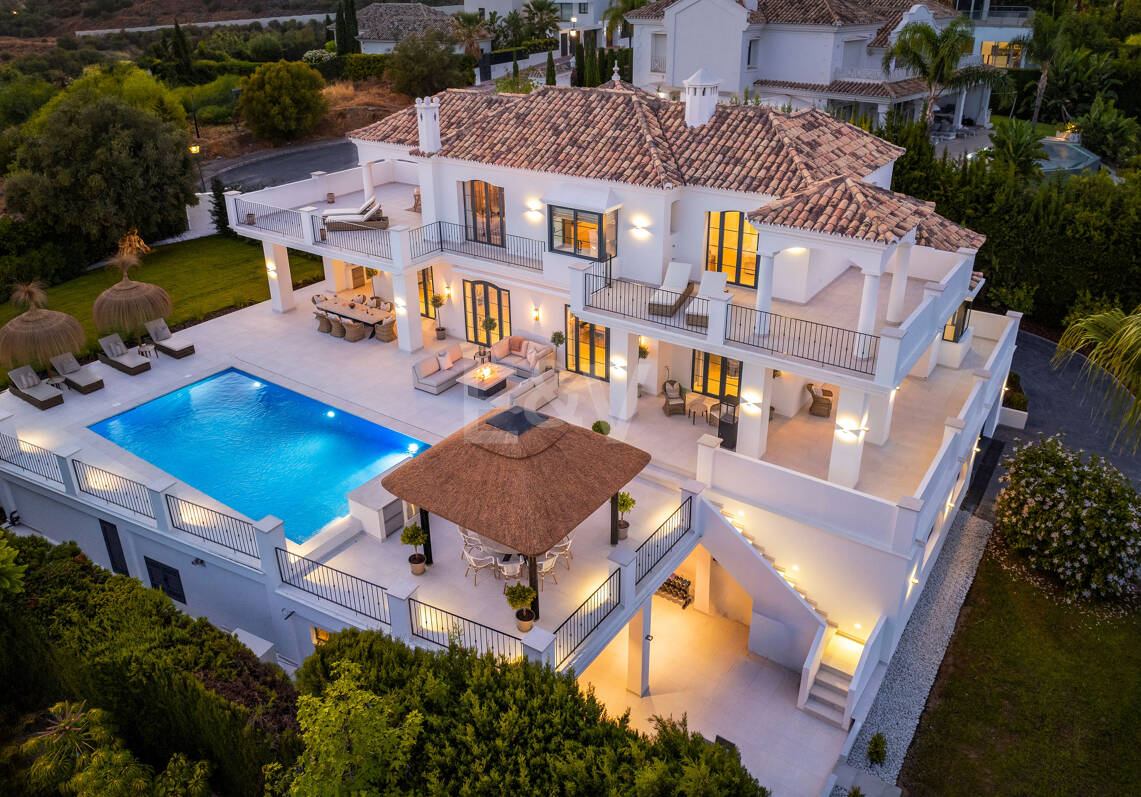 Villa excepcional con impresionantes vistas al mar y la montaña en Nueva Andalucía