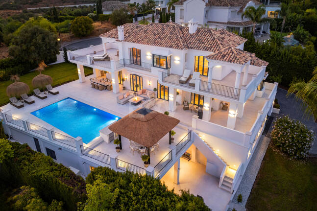 Villa excepcional con impresionantes vistas al mar y la montaña en Nueva Andalucía