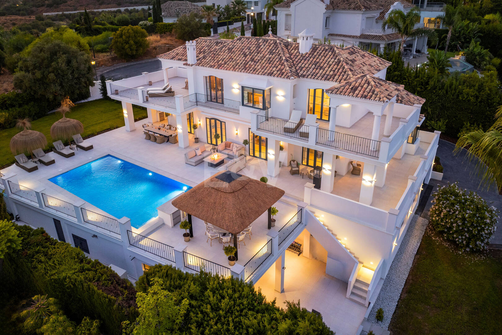 Villa excepcional con impresionantes vistas al mar y la montaña en Nueva Andalucía