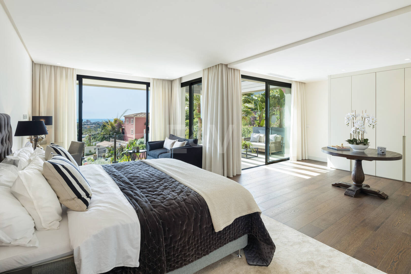 Villa de lujo contemporánea con vistas panorámicas al mar en Nueva Andalucía