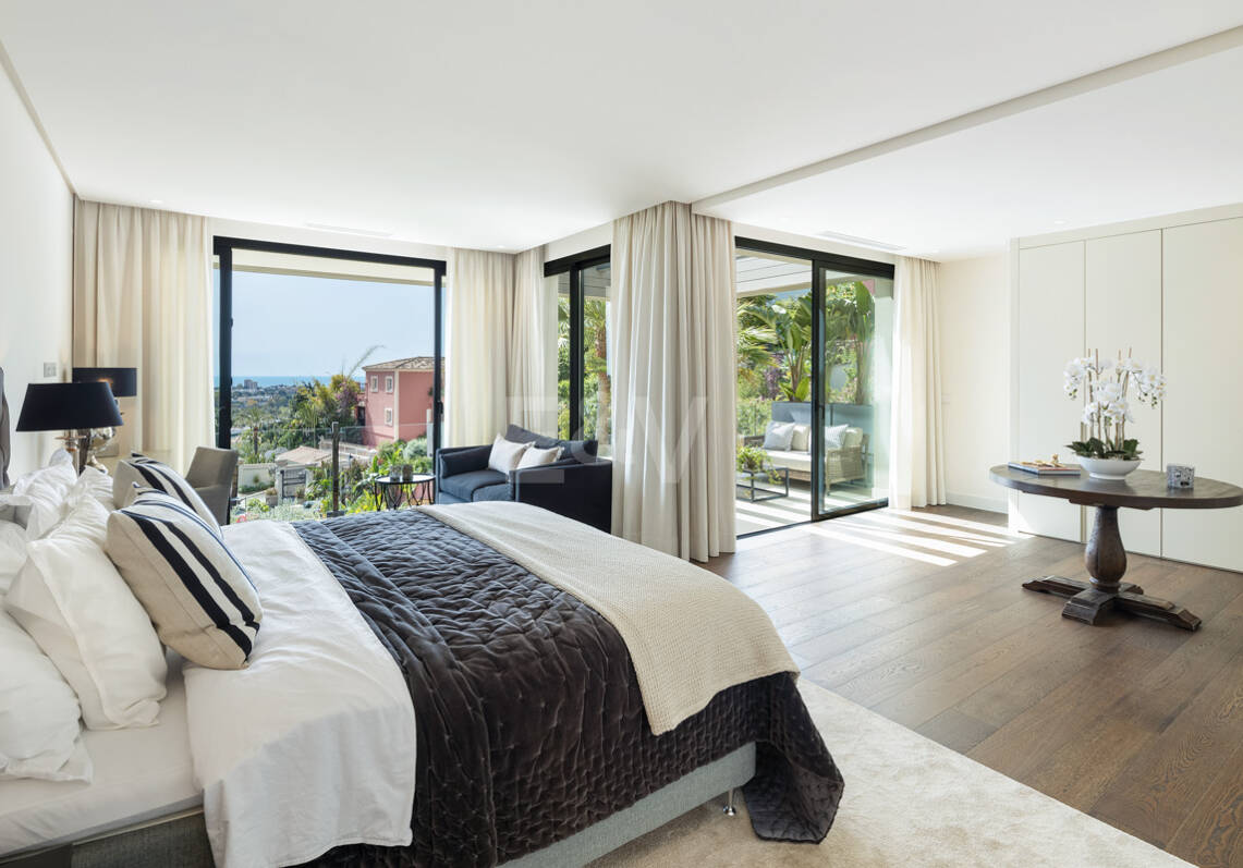 Villa de lujo contemporánea con vistas panorámicas al mar en Nueva Andalucía