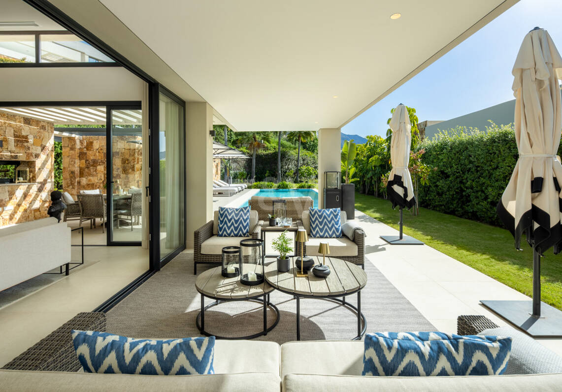 Villa de lujo contemporánea con vistas panorámicas al mar en Nueva Andalucía