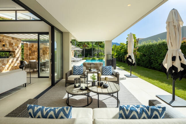 Villa de lujo contemporánea con vistas panorámicas al mar en Nueva Andalucía