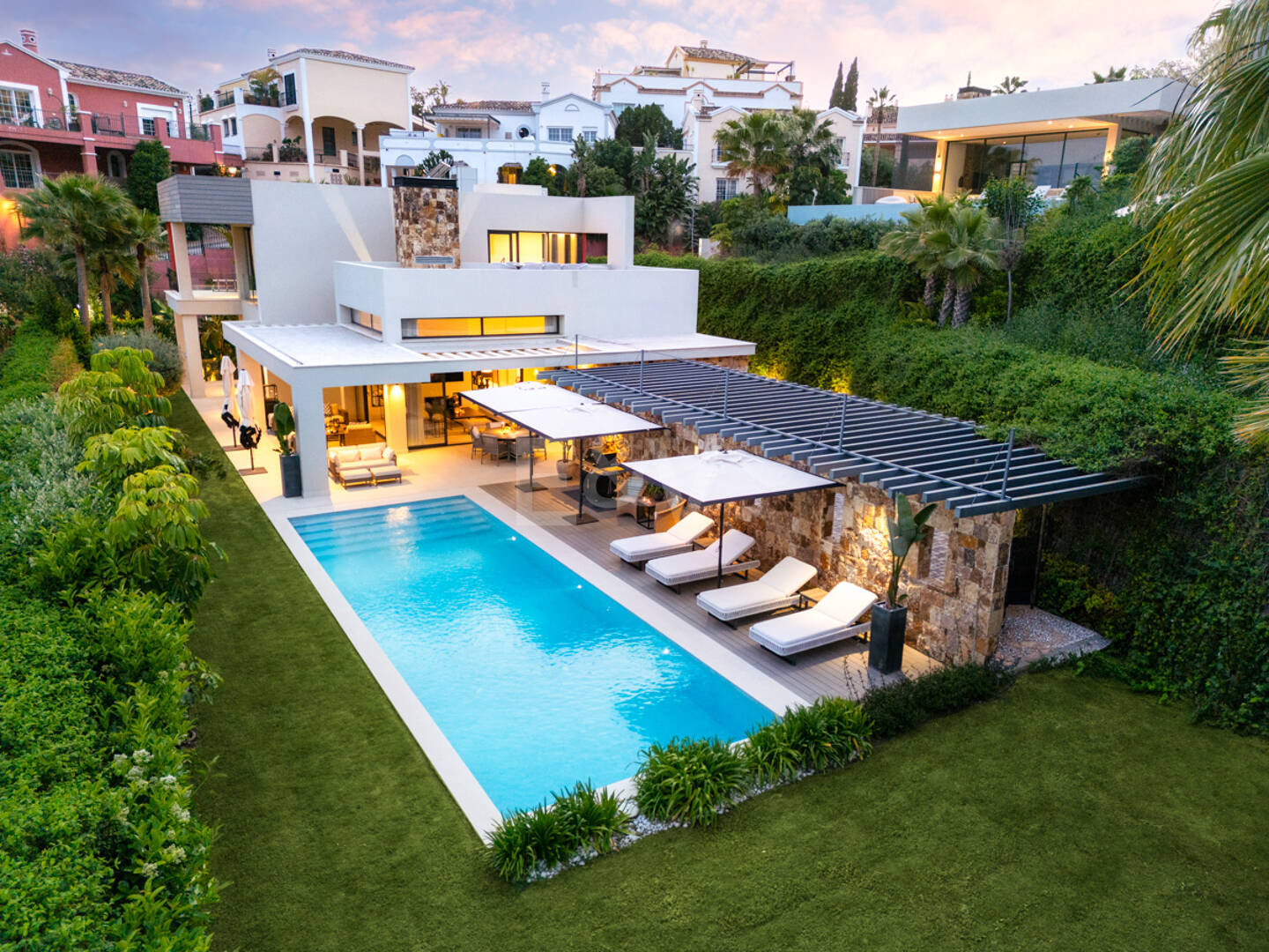 Villa de lujo contemporánea con vistas panorámicas al mar en Nueva Andalucía