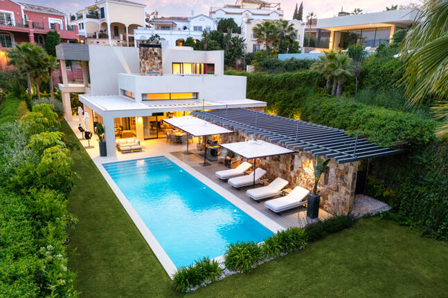 Villa de lujo contemporánea con vistas panorámicas al mar en Nueva Andalucía