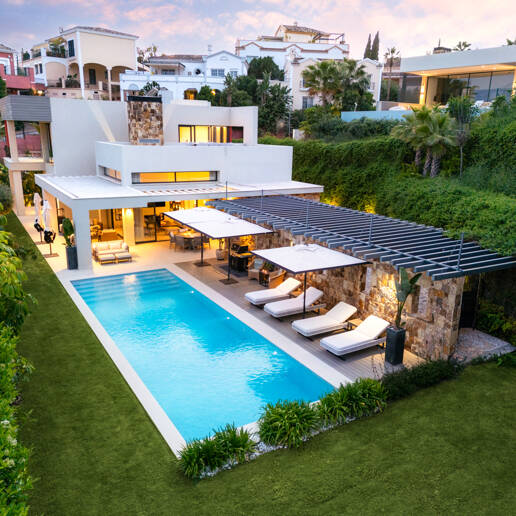 Villa de lujo contemporánea con vistas panorámicas al mar en Nueva Andalucía