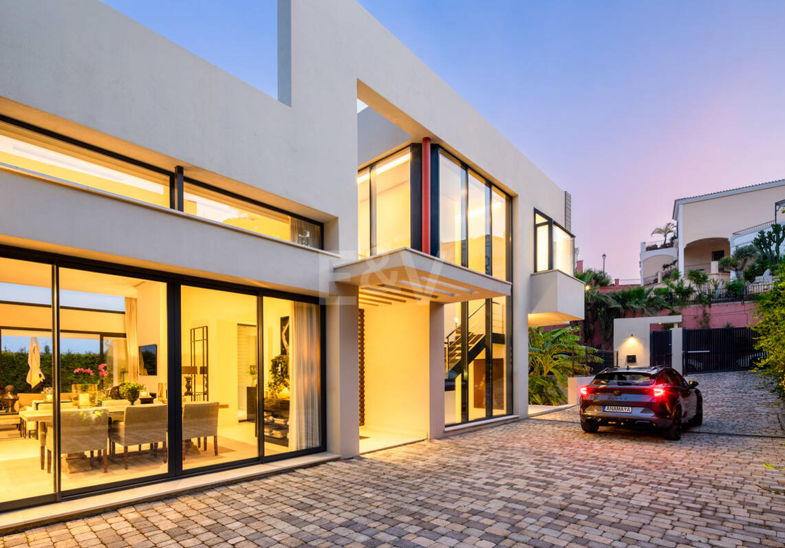 Villa de lujo contemporánea con vistas panorámicas al mar en Nueva Andalucía