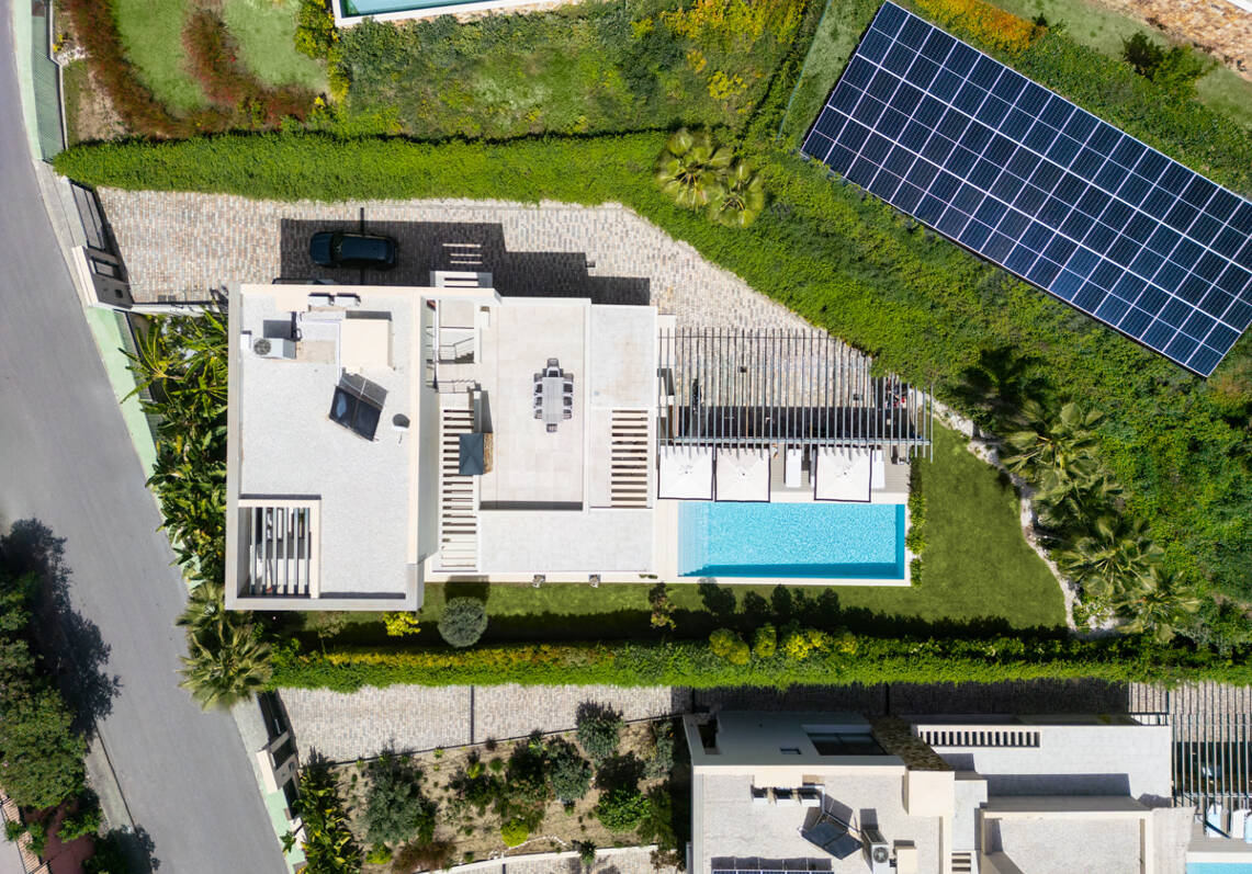 Villa de lujo contemporánea con vistas panorámicas al mar en Nueva Andalucía