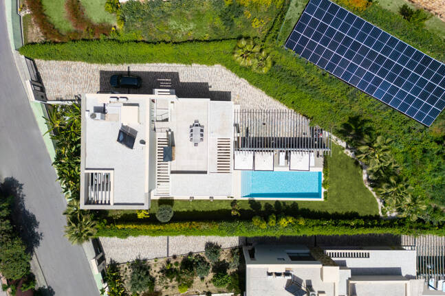 Villa de lujo contemporánea con vistas panorámicas al mar en Nueva Andalucía
