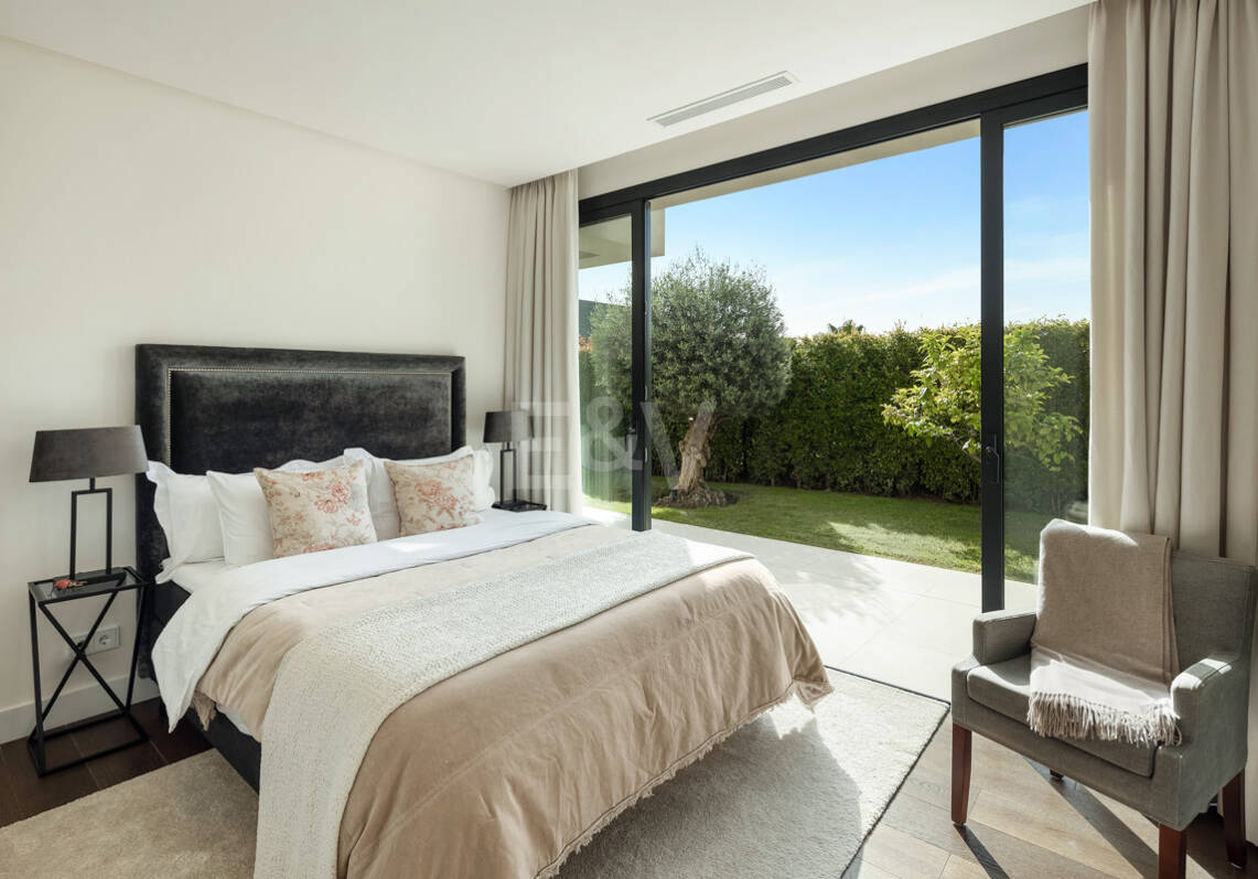 Villa de lujo contemporánea con vistas panorámicas al mar en Nueva Andalucía