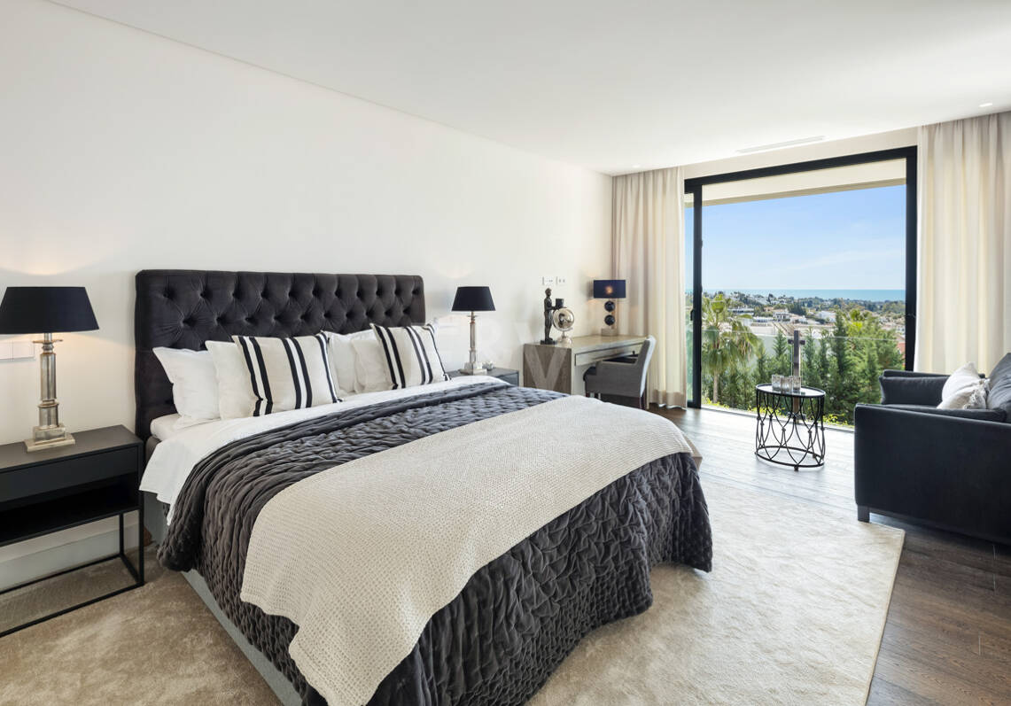 Villa de lujo contemporánea con vistas panorámicas al mar en Nueva Andalucía