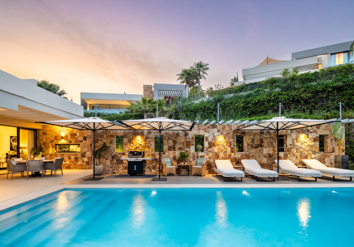 Villa de lujo contemporánea con vistas panorámicas al mar en Nueva Andalucía