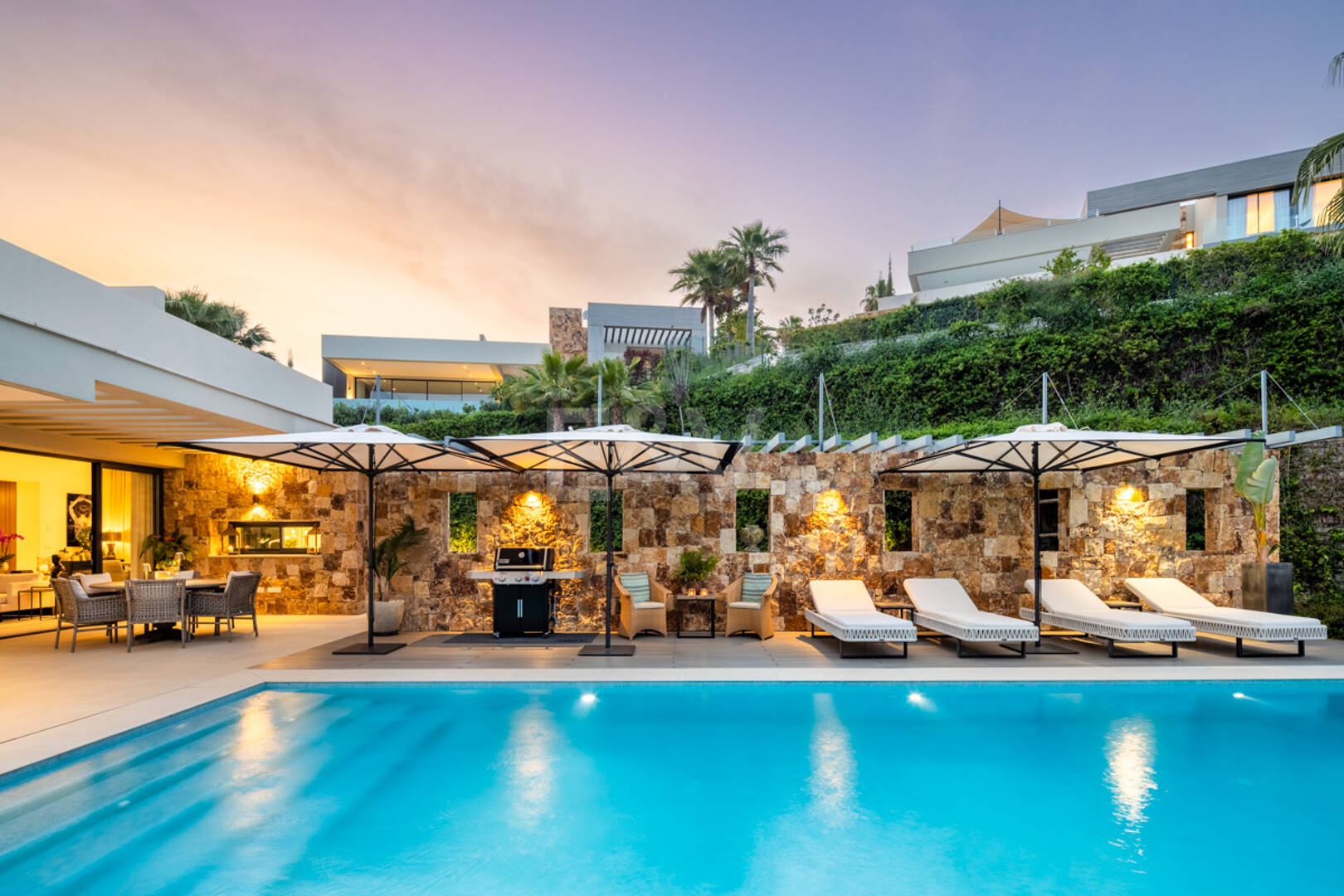 Villa de lujo contemporánea con vistas panorámicas al mar en Nueva Andalucía