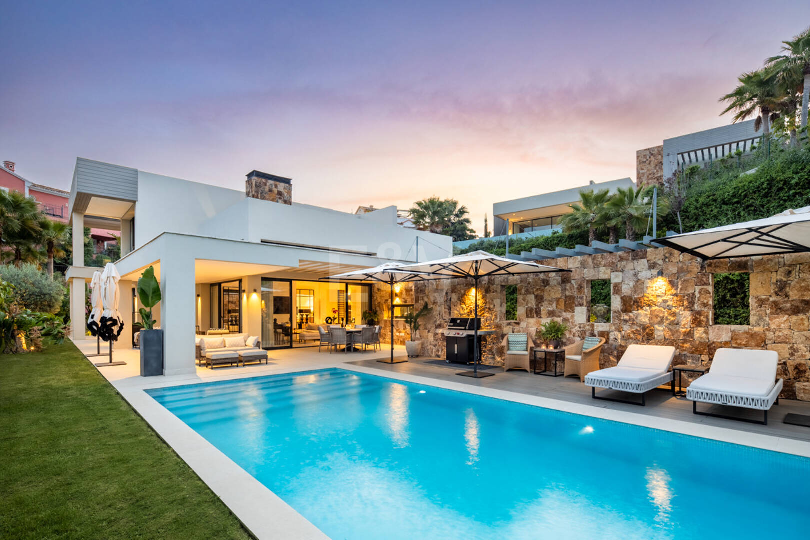 Villa de lujo contemporánea con vistas panorámicas al mar en Nueva Andalucía