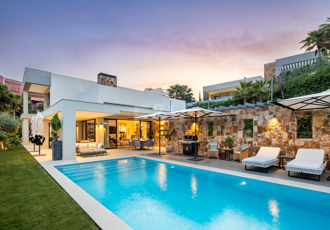 Villa de lujo contemporánea con vistas panorámicas al mar en Nueva Andalucía