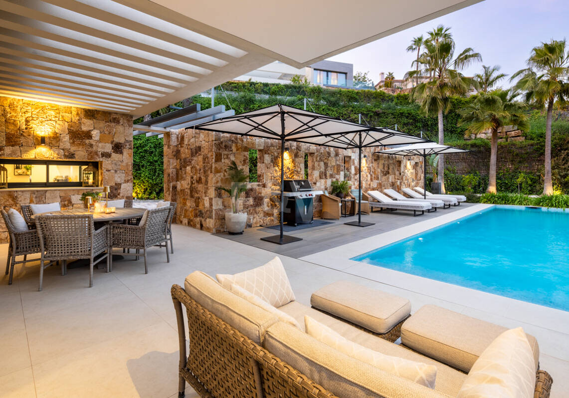 Villa de lujo contemporánea con vistas panorámicas al mar en Nueva Andalucía
