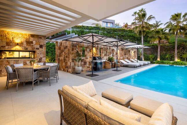 Villa de lujo contemporánea con vistas panorámicas al mar en Nueva Andalucía