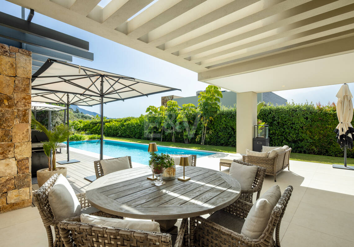 Villa de lujo contemporánea con vistas panorámicas al mar en Nueva Andalucía