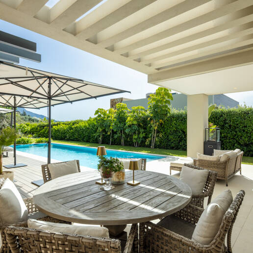 Villa de lujo contemporánea con vistas panorámicas al mar en Nueva Andalucía