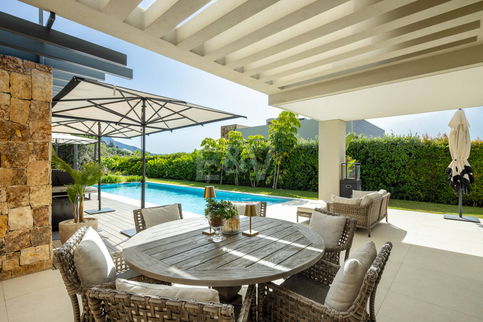 Villa de lujo contemporánea con vistas panorámicas al mar en Nueva Andalucía