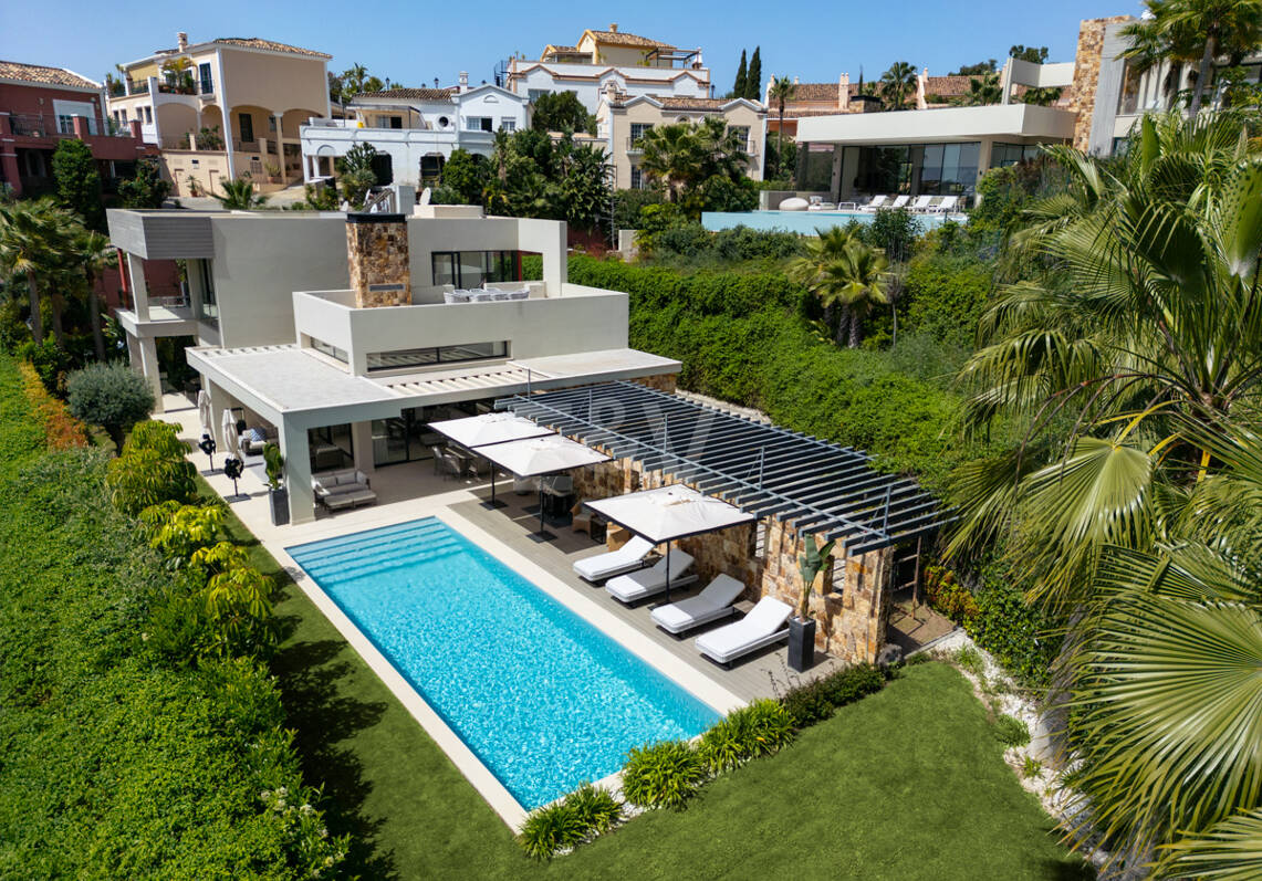 Villa de lujo contemporánea con vistas panorámicas al mar en Nueva Andalucía