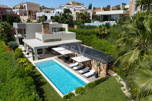 Villa de lujo contemporánea con vistas panorámicas al mar en Nueva Andalucía