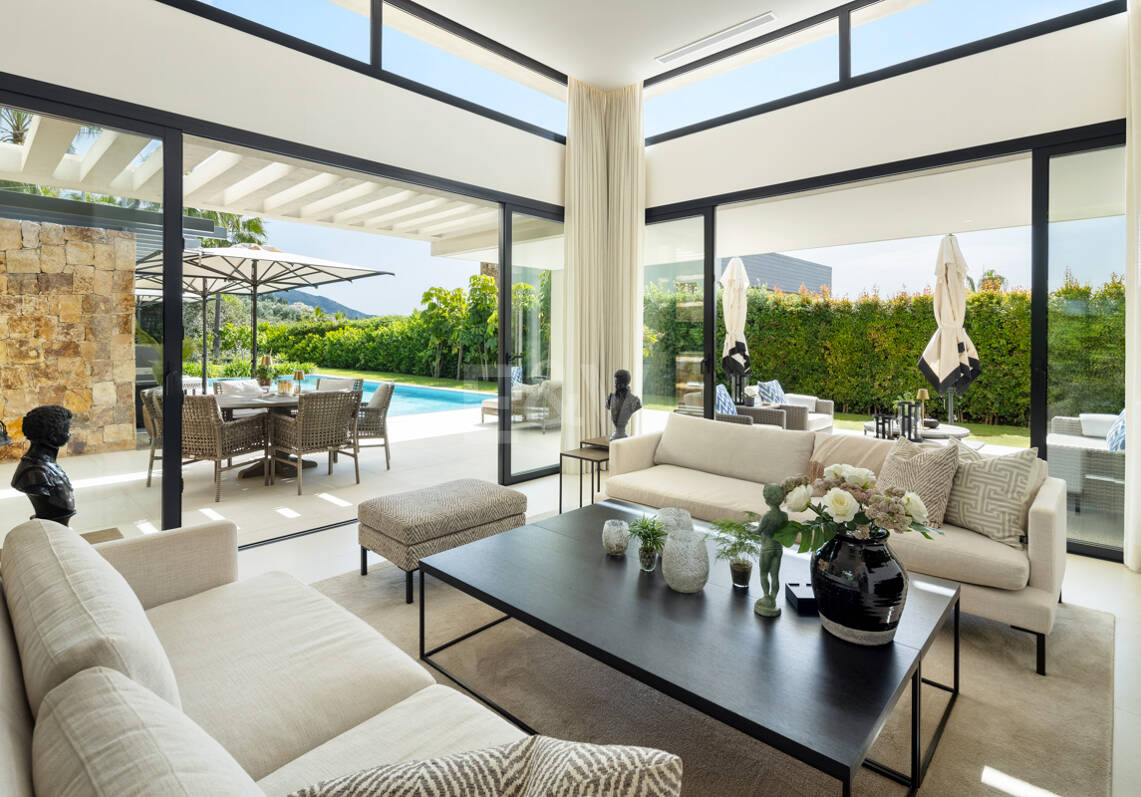 Villa de lujo contemporánea con vistas panorámicas al mar en Nueva Andalucía