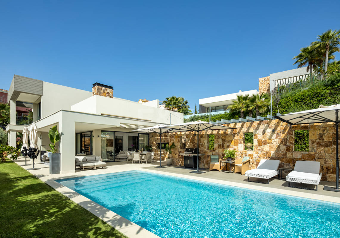 Villa de lujo contemporánea con vistas panorámicas al mar en Nueva Andalucía