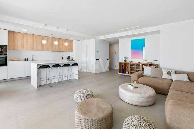Apartamento Contemporáneo de 3 Dormitorios con Espectacular Terraza y Vistas al Mar en MedBlue, Altos de los Monteros