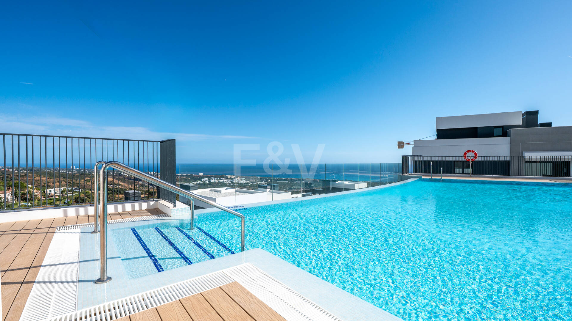 Apartamento Contemporáneo de 3 Dormitorios con Espectacular Terraza y Vistas al Mar en MedBlue, Altos de los Monteros