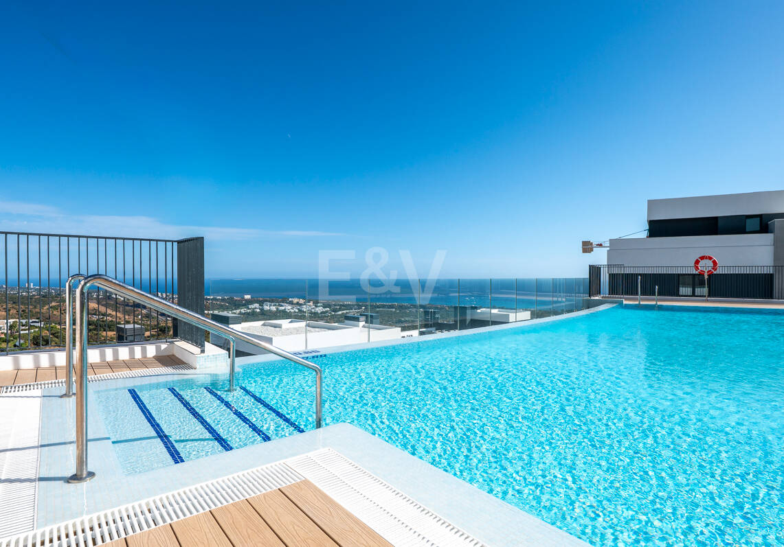 Apartamento Contemporáneo de 3 Dormitorios con Espectacular Terraza y Vistas al Mar en MedBlue, Altos de los Monteros