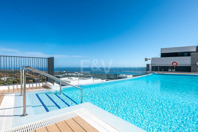 Apartamento Contemporáneo de 3 Dormitorios con Espectacular Terraza y Vistas al Mar en MedBlue, Altos de los Monteros