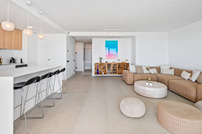 Apartamento Contemporáneo de 3 Dormitorios con Espectacular Terraza y Vistas al Mar en MedBlue, Altos de los Monteros