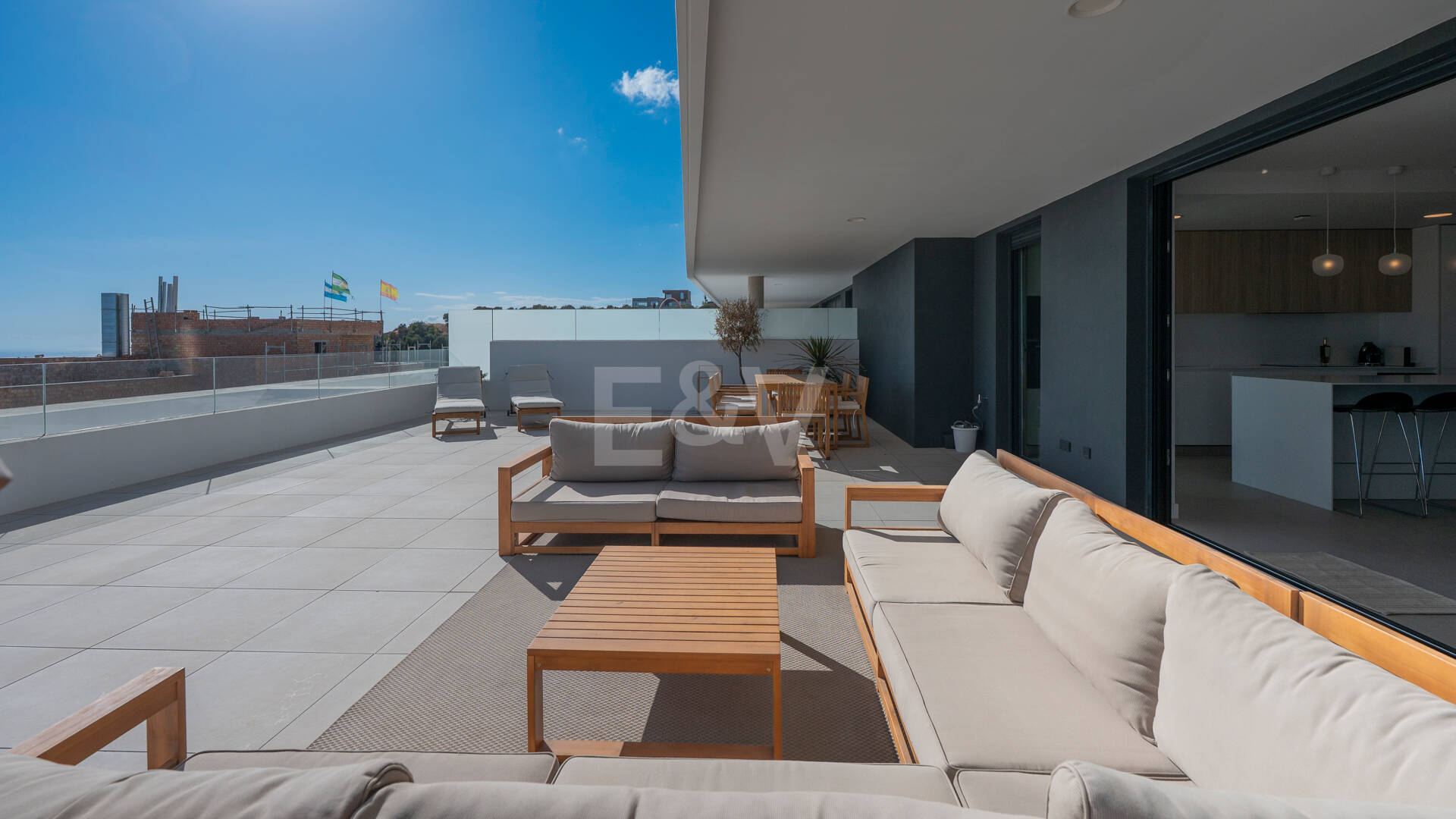 Apartamento Contemporáneo de 3 Dormitorios con Espectacular Terraza y Vistas al Mar en MedBlue, Altos de los Monteros