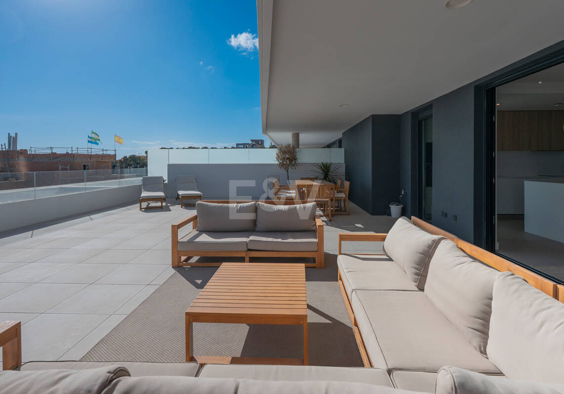 Apartamento Contemporáneo de 3 Dormitorios con Espectacular Terraza y Vistas al Mar en MedBlue, Altos de los Monteros