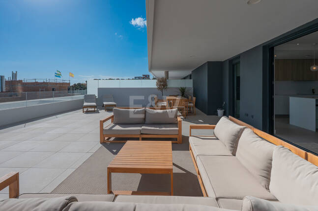 Apartamento Contemporáneo de 3 Dormitorios con Espectacular Terraza y Vistas al Mar en MedBlue, Altos de los Monteros