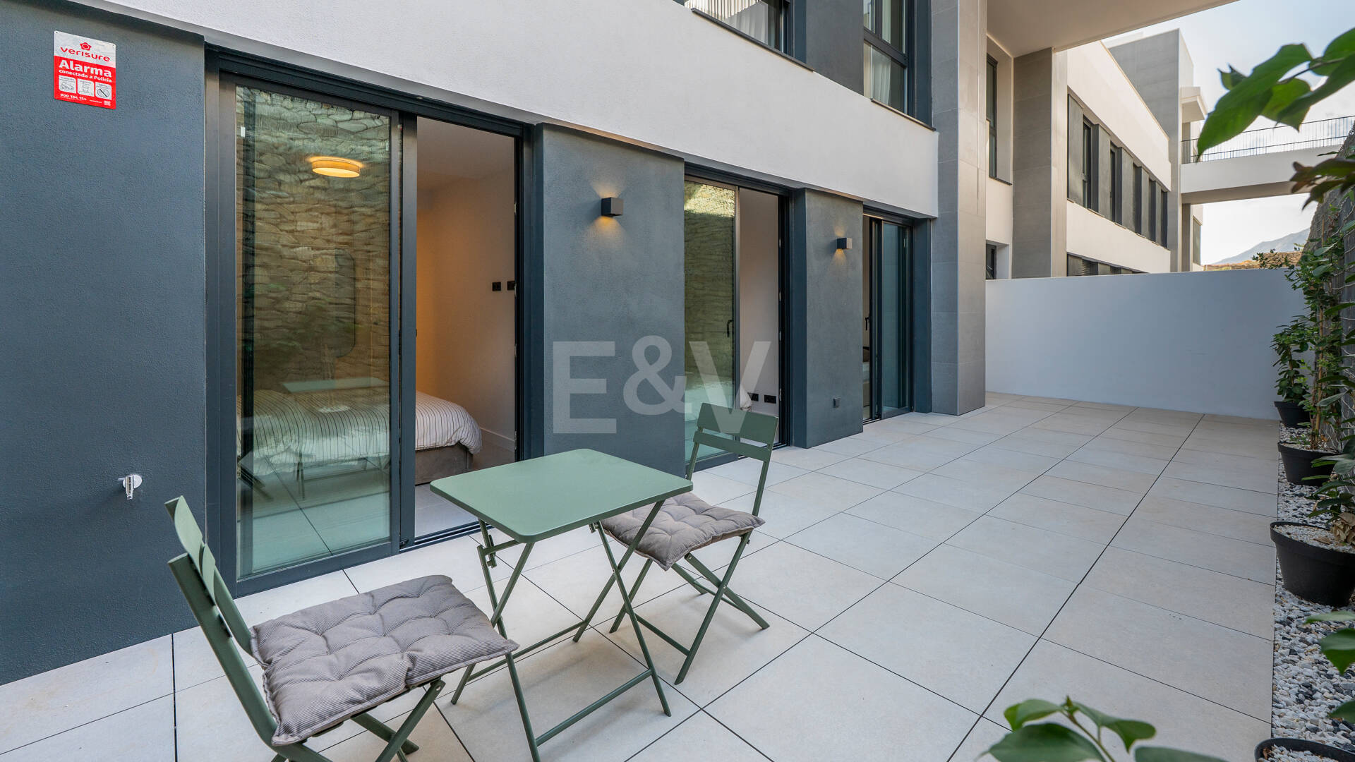 Apartamento Contemporáneo de 3 Dormitorios con Espectacular Terraza y Vistas al Mar en MedBlue, Altos de los Monteros