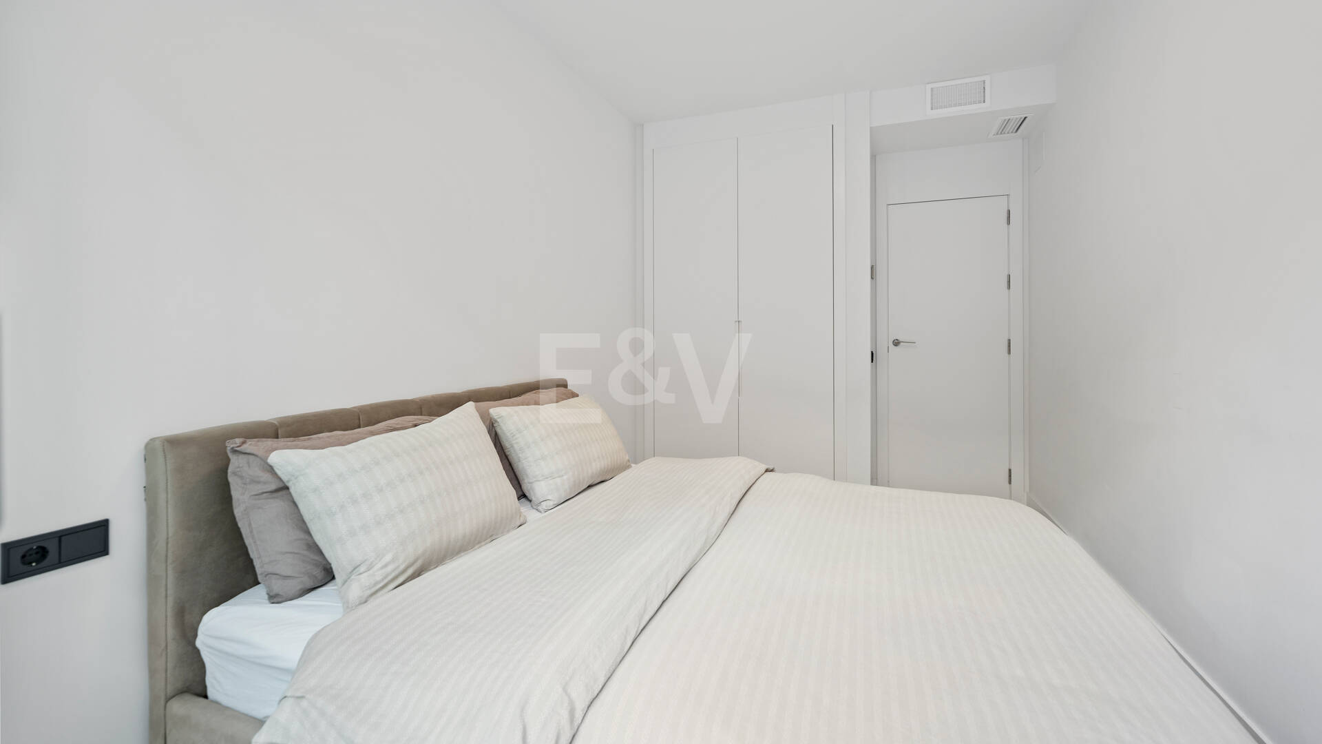 Apartamento Contemporáneo de 3 Dormitorios con Espectacular Terraza y Vistas al Mar en MedBlue, Altos de los Monteros