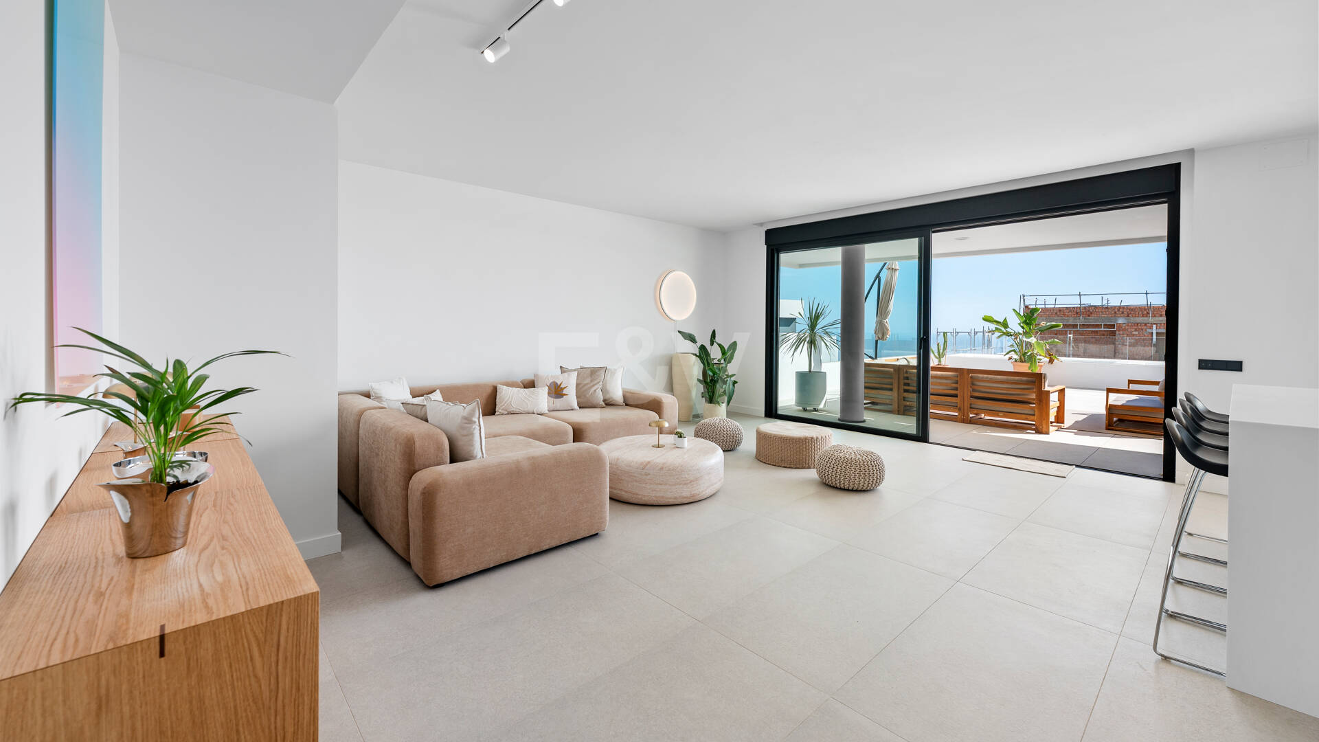 Apartamento Contemporáneo de 3 Dormitorios con Espectacular Terraza y Vistas al Mar en MedBlue, Altos de los Monteros