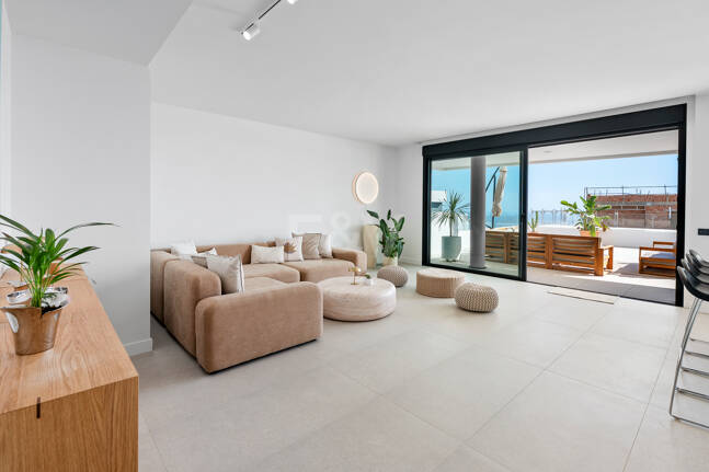 Apartamento Contemporáneo de 3 Dormitorios con Espectacular Terraza y Vistas al Mar en MedBlue, Altos de los Monteros