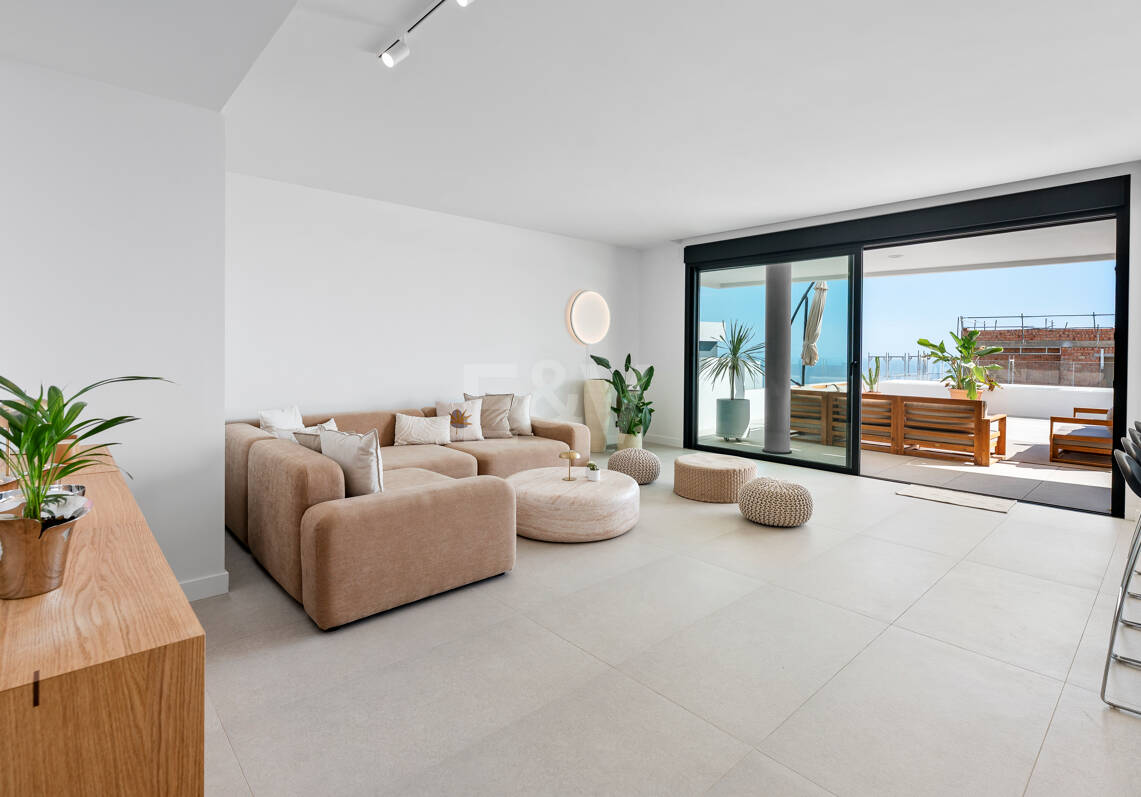 Apartamento Contemporáneo de 3 Dormitorios con Espectacular Terraza y Vistas al Mar en MedBlue, Altos de los Monteros