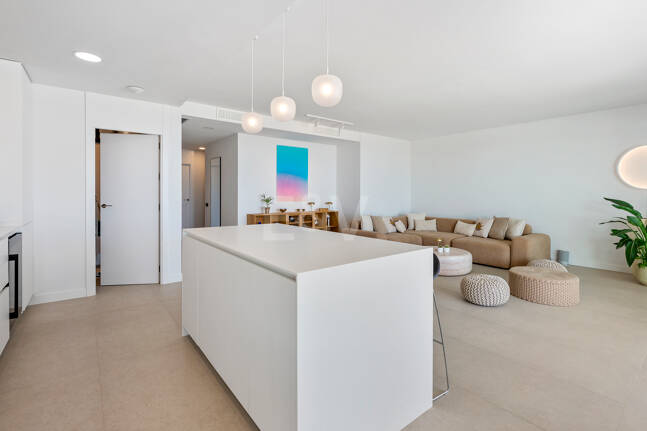 Apartamento Contemporáneo de 3 Dormitorios con Espectacular Terraza y Vistas al Mar en MedBlue, Altos de los Monteros