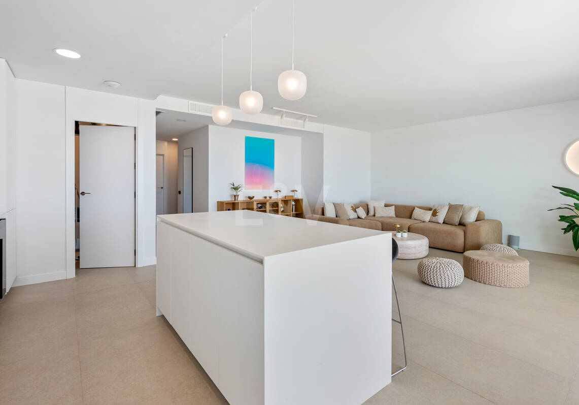 Apartamento Contemporáneo de 3 Dormitorios con Espectacular Terraza y Vistas al Mar en MedBlue, Altos de los Monteros