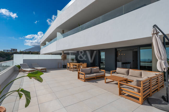 Apartamento Contemporáneo de 3 Dormitorios con Espectacular Terraza y Vistas al Mar en MedBlue, Altos de los Monteros