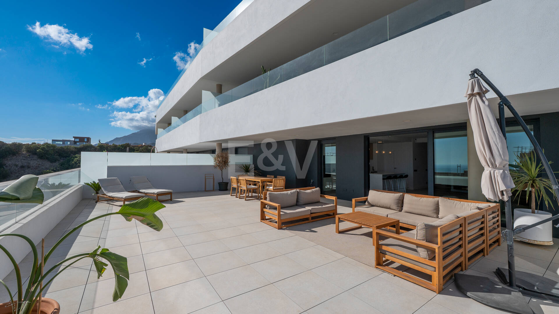 Apartamento Contemporáneo de 3 Dormitorios con Espectacular Terraza y Vistas al Mar en MedBlue, Altos de los Monteros