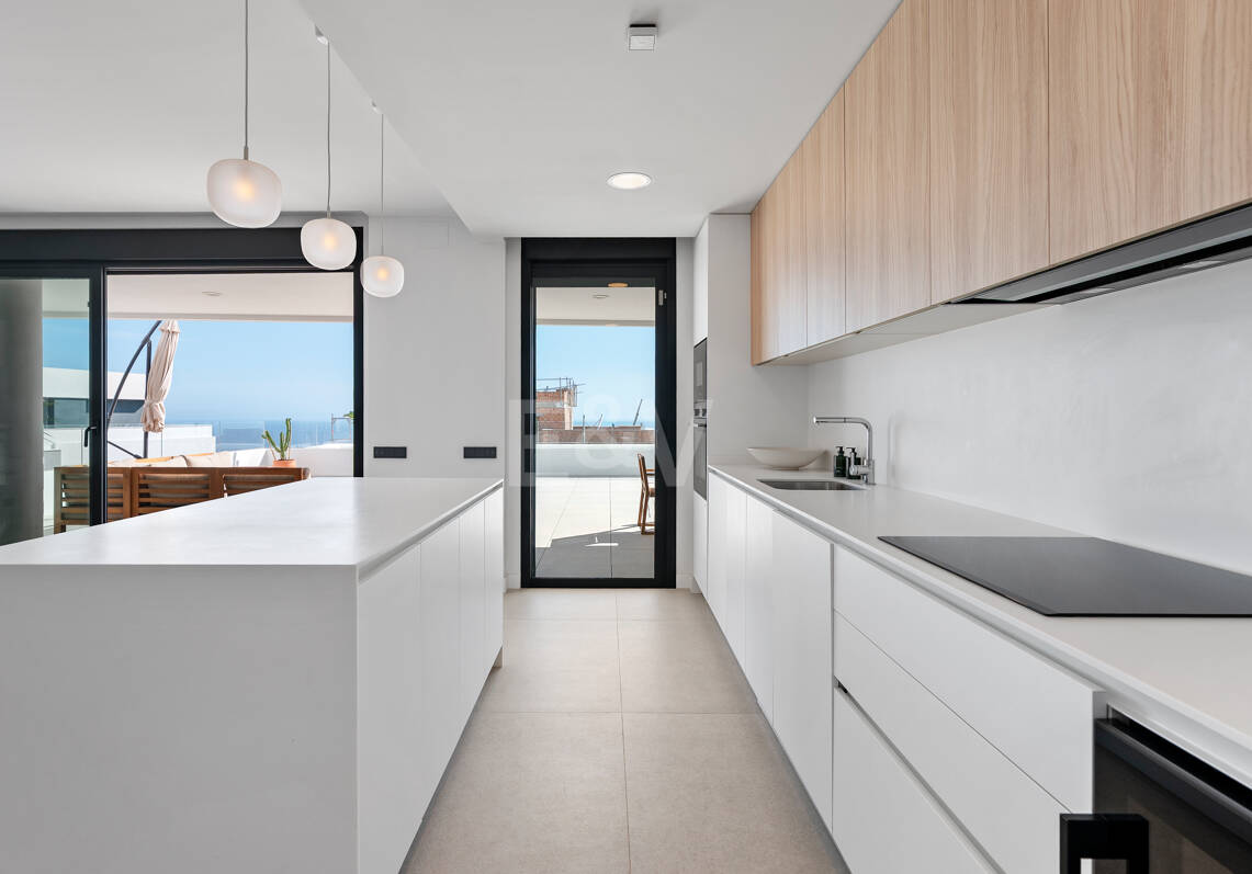 Apartamento Contemporáneo de 3 Dormitorios con Espectacular Terraza y Vistas al Mar en MedBlue, Altos de los Monteros