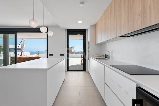 Apartamento Contemporáneo de 3 Dormitorios con Espectacular Terraza y Vistas al Mar en MedBlue, Altos de los Monteros