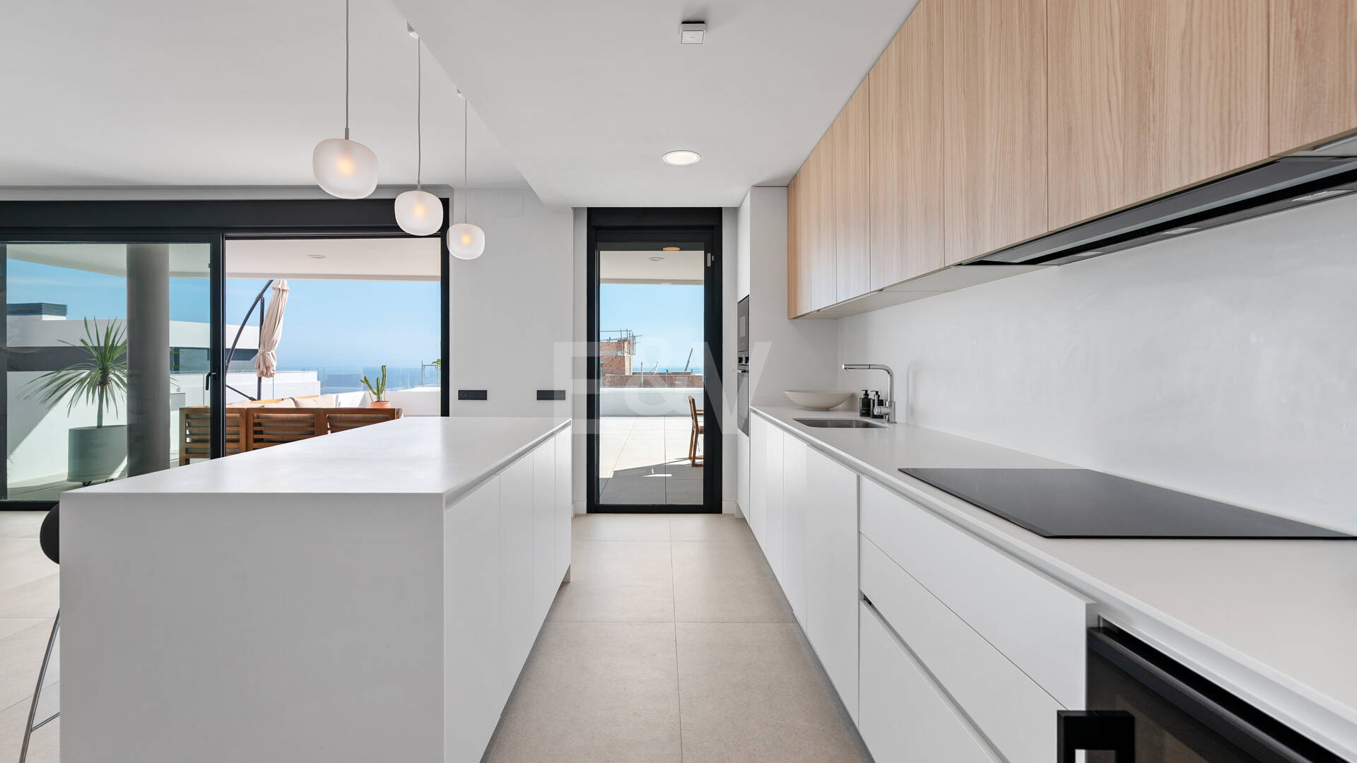 Apartamento Contemporáneo de 3 Dormitorios con Espectacular Terraza y Vistas al Mar en MedBlue, Altos de los Monteros